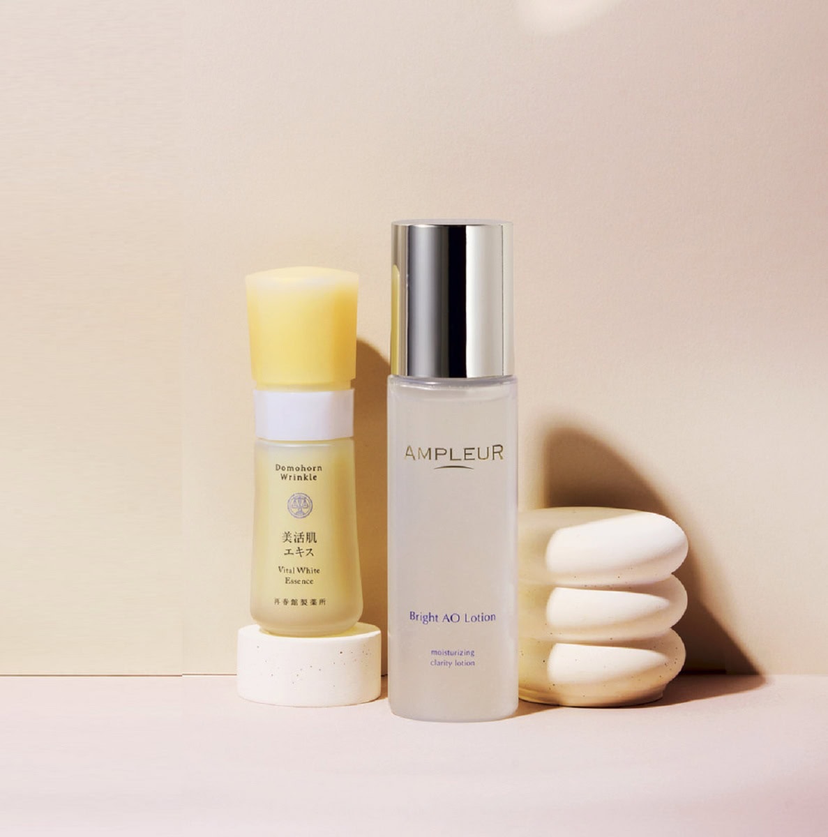 左：美活肌エキス［医薬部外品］30mL 1万1000円（再春館製薬所）、ブライトAOローションN 120mL 5500円（アンプルール）