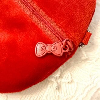 ファスナーチャームもリボンなのが、めっちゃツボ!