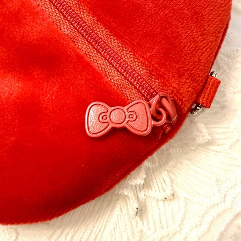 ファスナーチャームもリボンなのが、めっちゃツボ!