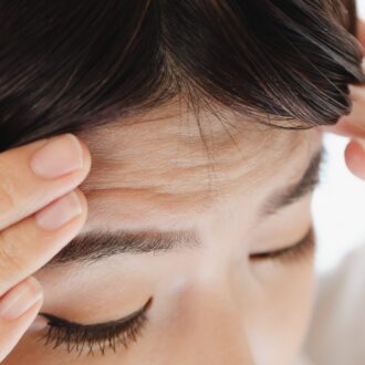 加齢とともに気になる額のシワ