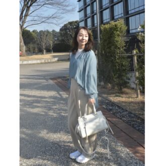【スナップ】ブルー×ベージュは美人見えカラー！白小物で統一して春を先取り
