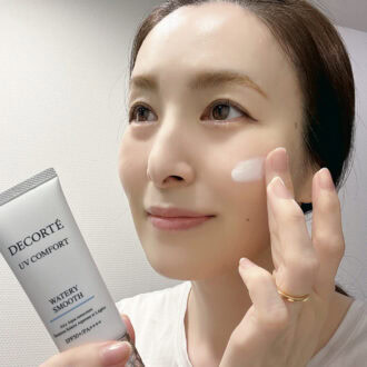 「どのアイテムも、つけ心地のよさは甲乙つけがたい! “UV コンフォート ウォータリースムース”は、みずみずしくスーッと肌になじむ感じ。日焼け止めをつけたあとと思えないほど肌が軽いです」