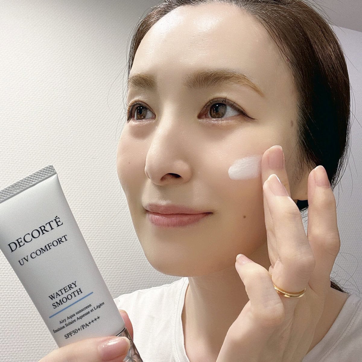 「どのアイテムも、つけ心地のよさは甲乙つけがたい! “UV コンフォート ウォータリースムース”は、みずみずしくスーッと肌になじむ感じ。日焼け止めをつけたあとと思えないほど肌が軽いです」