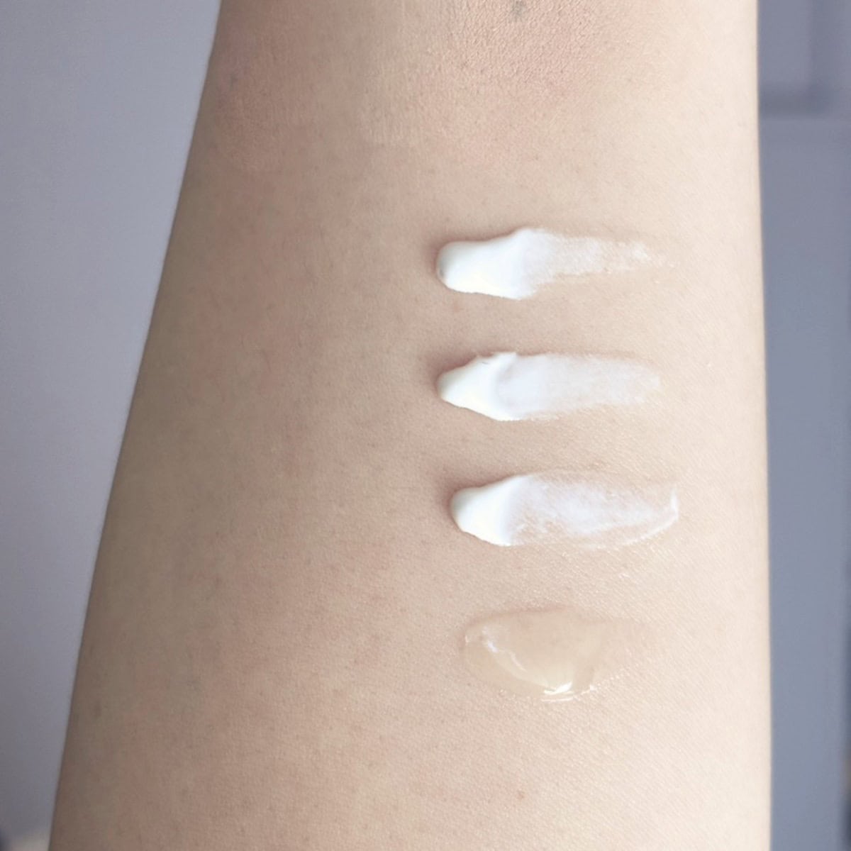 「“UV コンフォート エアリートランスペアレント”は透明なジェル状。他3つは美容液のようなつけ心地の乳液タイプ。“UV コンフォート ウルトラプロテクト”は耐水性がある分、やや硬め」