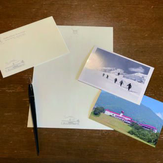 「赤倉観光ホテル」のロビーに設置されているレターセット