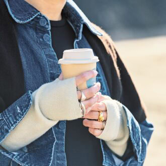 海で過ごす時間は、お気に入りのカフェでテイクアウトしたドリンクを持参。