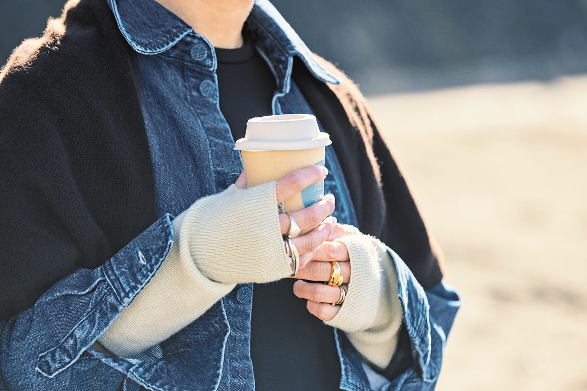 海で過ごす時間は、お気に入りのカフェでテイクアウトしたドリンクを持参。