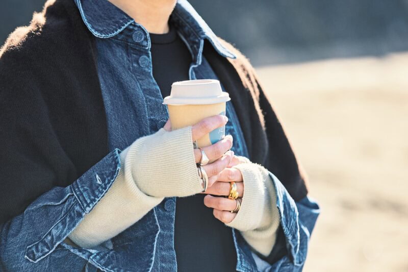 海で過ごす時間は、お気に入りのカフェでテイクアウトしたドリンクを持参。