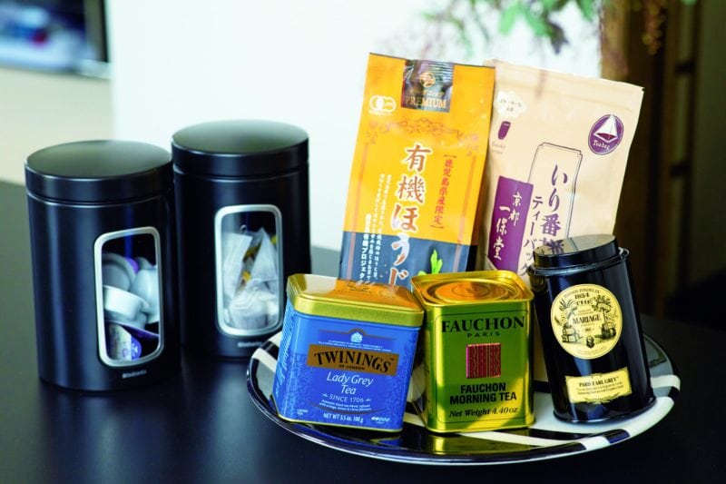 様ざまなブランドの紅茶に、緑茶、ほうじ茶、番茶をスタンバイ。