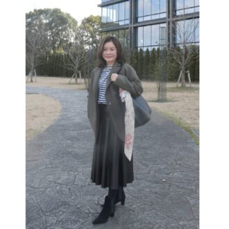 【スナップ】春の寒暖差対策は「HERMES」のスカーフで！コーデをシックにぐっと格上げ