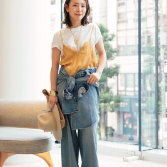 “ラフな印象のデニムに繊細なレースキャミをオン”