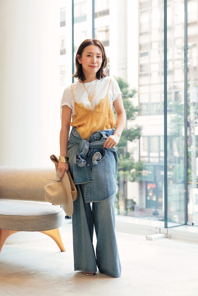 “ラフな印象のデニムに繊細なレースキャミをオン”