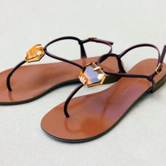 「足もとにジュエリーを纏うかのような、ジュゼッペ ザノッティのサンダル。タフなデニムもエレガントに早変わりします」