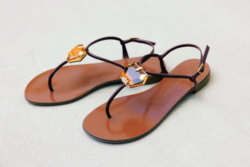 「足もとにジュエリーを纏うかのような、ジュゼッペ ザノッティのサンダル。タフなデニムもエレガントに早変わりします」