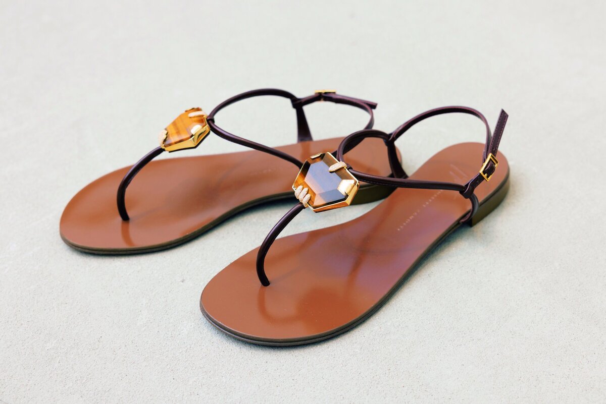 「足もとにジュエリーを纏うかのような、ジュゼッペ ザノッティのサンダル。タフなデニムもエレガントに早変わりします」