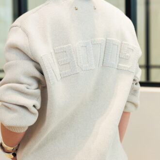 「ゴールデングースのニットはバックスタイルもポイント」