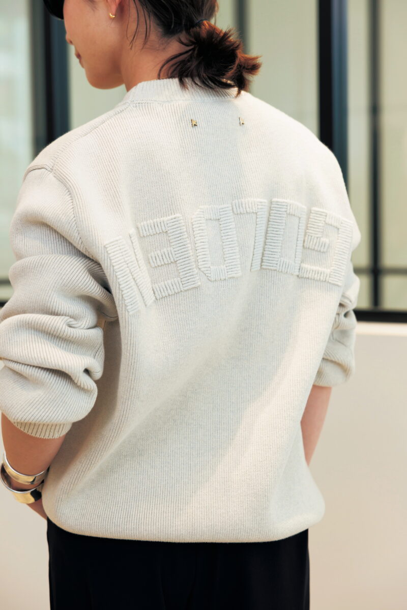 「ゴールデングースのニットはバックスタイルもポイント」