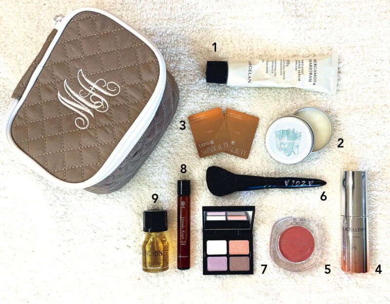 1.「アルジェラン」のハンドクリーム。2.「ラシャトン」の漢方バーム。3.「リポシー ビューティ」の使い切り美容液。4.「ESS」の美容液は潤いとハリ。5.「ビオールオーガニクス」のチークで血色を。6.「yUKI TAKESHIMA」のメイクブラシ。7.「AINOKI MEBUKI」のアイシャドウ。8.「ニフ」のヒノキのロールオン。9.「アスティエドヴィラッド　パルファン」は白檀×スパイシーな香りをレイヤードに。