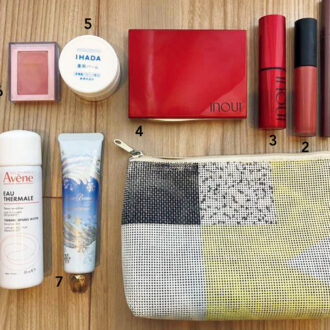 1.「マジョリカ マジョルカ」のピンクグレージュライナー。アイラインが消えた部分に重ねて目力復活。2.「マキアージュ」のブラウンティントは飲食に強い。3.「インウイ」のハイライターで血色回復。4.ヨレ知らずの「インウイ」のファンデ。5.「イハダ」の薬用バーム。6.「インテグレート」のチーク＆リップ。7.「スノービューティ」のハンドクリーム。8.「アベンヌ」のミストでリフレッシュ。