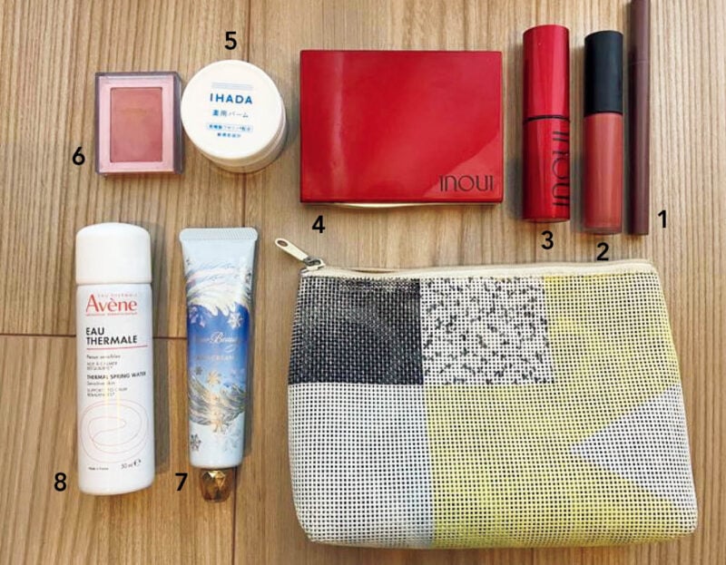 1.「マジョリカ マジョルカ」のピンクグレージュライナー。アイラインが消えた部分に重ねて目力復活。2.「マキアージュ」のブラウンティントは飲食に強い。3.「インウイ」のハイライターで血色回復。4.ヨレ知らずの「インウイ」のファンデ。5.「イハダ」の薬用バーム。6.「インテグレート」のチーク＆リップ。7.「スノービューティ」のハンドクリーム。8.「アベンヌ」のミストでリフレッシュ。