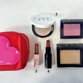 1.にじみ出る血色を与えるピンク系ブラッシュ。2.パールのツヤでくすみがちな顔をトーンアップ。3.肌色のセッティングパウダーで気になる肌悩みをカバー。4.しっかり存在感を出したい時の深み色リップ。5.ノールックで塗れるリップバームは冬も大活躍。