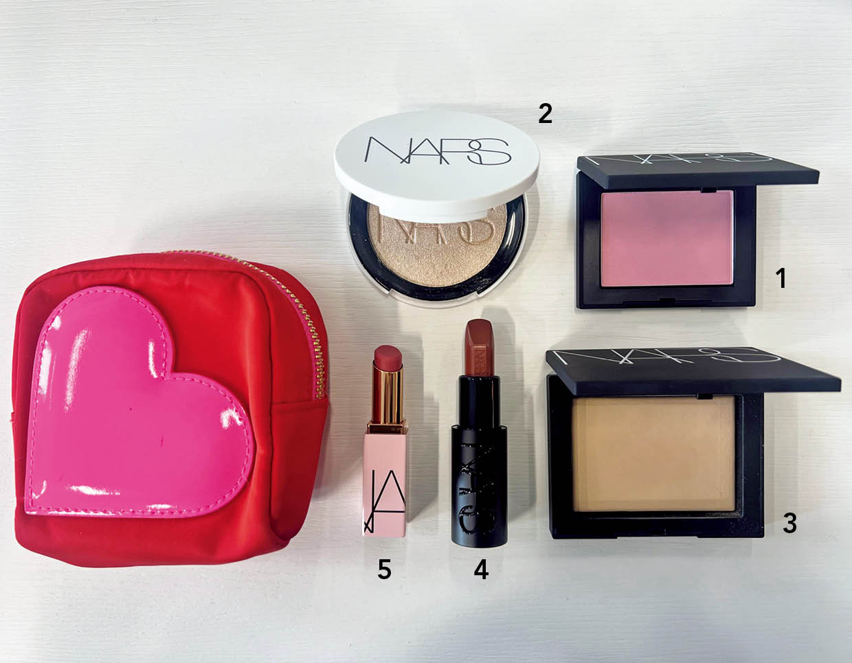 1.にじみ出る血色を与えるピンク系ブラッシュ。2.パールのツヤでくすみがちな顔をトーンアップ。3.肌色のセッティングパウダーで気になる肌悩みをカバー。4.しっかり存在感を出したい時の深み色リップ。5.ノールックで塗れるリップバームは冬も大活躍。