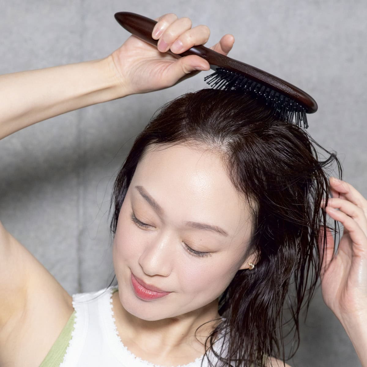 1．根元から毛先へブラッシングする