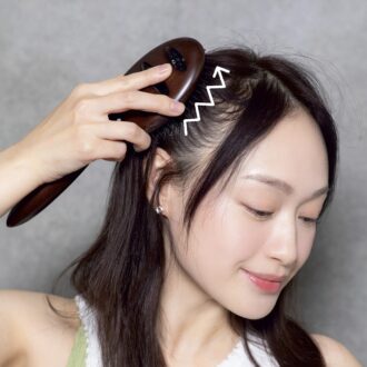 4．こめかみから耳後ろを押して圧をかける