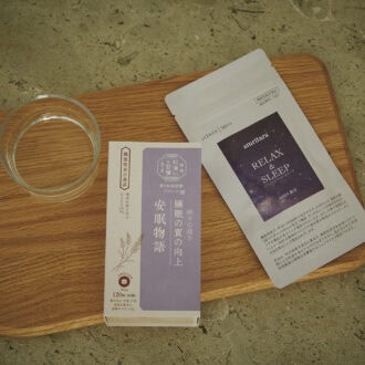 左：GABAに加え、カモマイルや茶花などブレンド。睡眠、仕事の一時的なストレス緩和にもアプローチ。整う和漢習慣タブレット 安眠物語 120粒（30袋）［機能性表示食品］5940円（生活の木）　右：GABAの他に、ラフマ葉エキス末、レモンバーベナエキス末など生活のリズムをサポートする成分も配合。RELAX ＆ SLEEP［機能性表示食品］ 30粒 5400円（アムリターラ）
