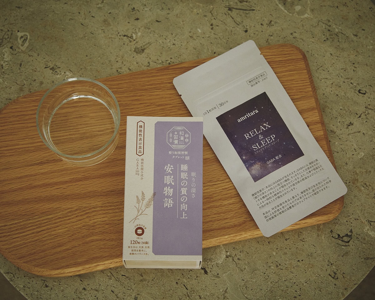 左：GABAに加え、カモマイルや茶花などブレンド。睡眠、仕事の一時的なストレス緩和にもアプローチ。整う和漢習慣タブレット 安眠物語 120粒（30袋）［機能性表示食品］5940円（生活の木）　右：GABAの他に、ラフマ葉エキス末、レモンバーベナエキス末など生活のリズムをサポートする成分も配合。RELAX ＆ SLEEP［機能性表示食品］ 30粒 5400円（アムリターラ）
