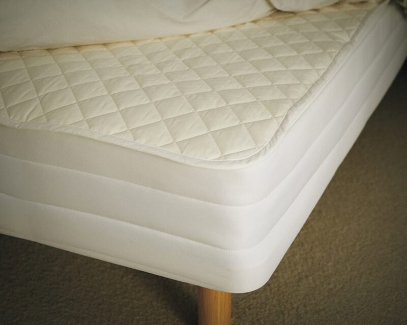 無添加にこだわり、仕上げ材が一切不使用なので敏感肌でも安心。精製された脱脂綿とガーゼによって、高吸水性を実現。吸湿性、通気性、放湿性を保つことで、寝つきにも変化が。洗濯機で洗え、乾きが速いので、お手入れもラク。パシーマパットシーツ（セミダブル）1万2650円（龍宮）