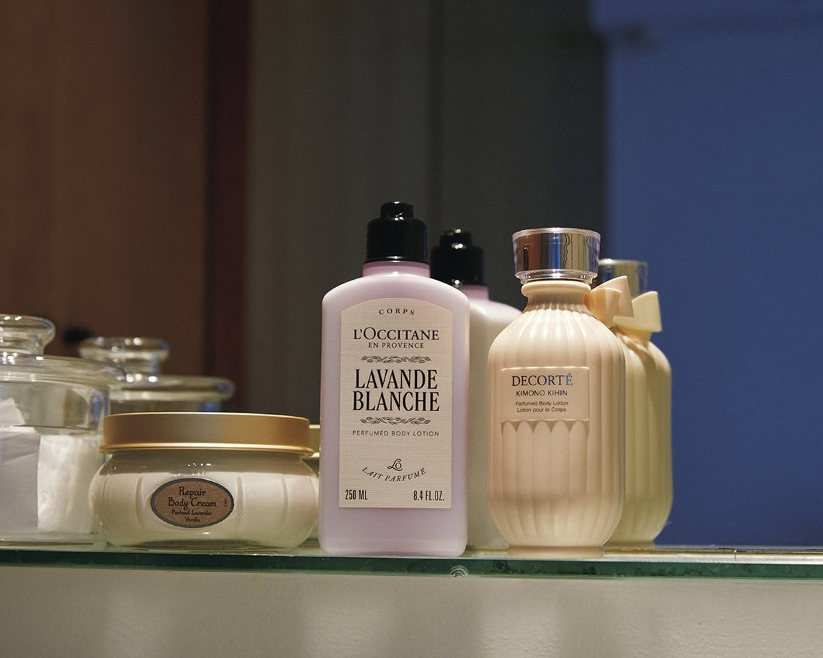 左：甘いパウダリーノートで気持ちもやさしく。リペアボディクリーム パチュリ・ラベンダー・バニラ 200mL 5060円（SABON Japan）　中：やさしく肌を包むホワイトラベンダー。ラヴァンドブランシュ パフュームド ボディミルク 250mL 4840円（ロクシタンジャポン）　右：厳選された４種のローズを配合。ナイトタイムを至福の時間に格上げするフローラルシプレ。コスメデコルテ キモノ キヒン パフュームド ボディローション200mL 5720円（コスメデコルテ）