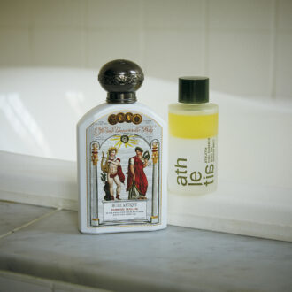 左：パチュリとアイリスが華麗に響き合う、ラグジュアリーな香調。オフィシーヌ・ユニヴェルセル・ビュリー ユイル・アンティーク イリス・ドゥ・マルト 190mL 7260円（ビュリージャパン）　右：セダーウッドやベチバーの落ち着きのあるウッディノート。アスレティア デュアルエッセンス ボディオイル01 100mL 6600円（athletia）