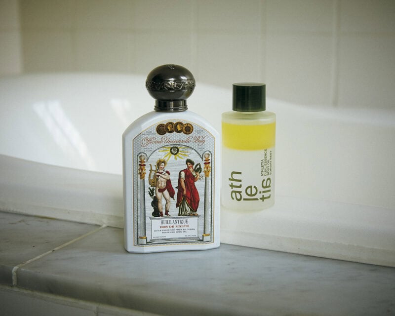 左：パチュリとアイリスが華麗に響き合う、ラグジュアリーな香調。オフィシーヌ・ユニヴェルセル・ビュリー ユイル・アンティーク イリス・ドゥ・マルト 190mL 7260円（ビュリージャパン）　右：セダーウッドやベチバーの落ち着きのあるウッディノート。アスレティア デュアルエッセンス ボディオイル01 100mL 6600円（athletia）