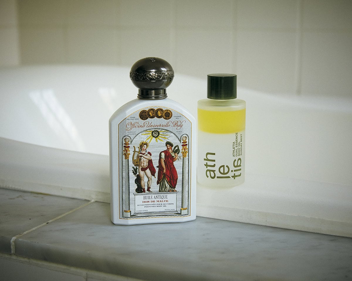 左：パチュリとアイリスが華麗に響き合う、ラグジュアリーな香調。オフィシーヌ・ユニヴェルセル・ビュリー ユイル・アンティーク イリス・ドゥ・マルト 190mL 7260円（ビュリージャパン）　右：セダーウッドやベチバーの落ち着きのあるウッディノート。アスレティア デュアルエッセンス ボディオイル01 100mL 6600円（athletia）