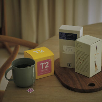 左：レモンバームがベースで、まろやかな甘みも。T2 スリープタイト 25個入 3680円（T2ストア）　中：カモミール、ホップ、レモンバームで気分を穏やかに。オーガニックブレンドハーブティグッドスリープ 12包入 1836円（ニールズヤードレメディーズ）右：ナチュラパスが選んだ6種類のハーブで、1日に癒しのピリオド。LOVE TEA スリープ 20個入 2894円（ティーウェル）