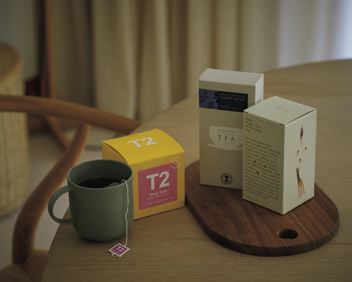左：レモンバームがベースで、まろやかな甘みも。T2 スリープタイト 25個入 3680円（T2ストア）　中：カモミール、ホップ、レモンバームで気分を穏やかに。オーガニックブレンドハーブティグッドスリープ 12包入 1836円（ニールズヤードレメディーズ）右：ナチュラパスが選んだ6種類のハーブで、1日に癒しのピリオド。LOVE TEA スリープ 20個入 2894円（ティーウェル）