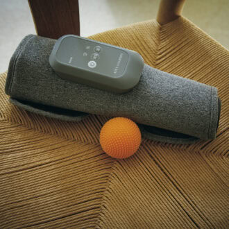 上：手もみのような心地よさでふくらはぎをマッサージすれば、血行が促進。1日の疲れやむくみも和らぐので、お風呂上がりのルーティンにしたい。ふくらはぎゅ 5940円（アテックス）　下：米国生まれのセルフケアボール。足裏や手のひらに心地よい刺激を与え、神経にアプローチ。イグナイトニューロボール 7700円（ナボソ／プロティア・ジャパン）