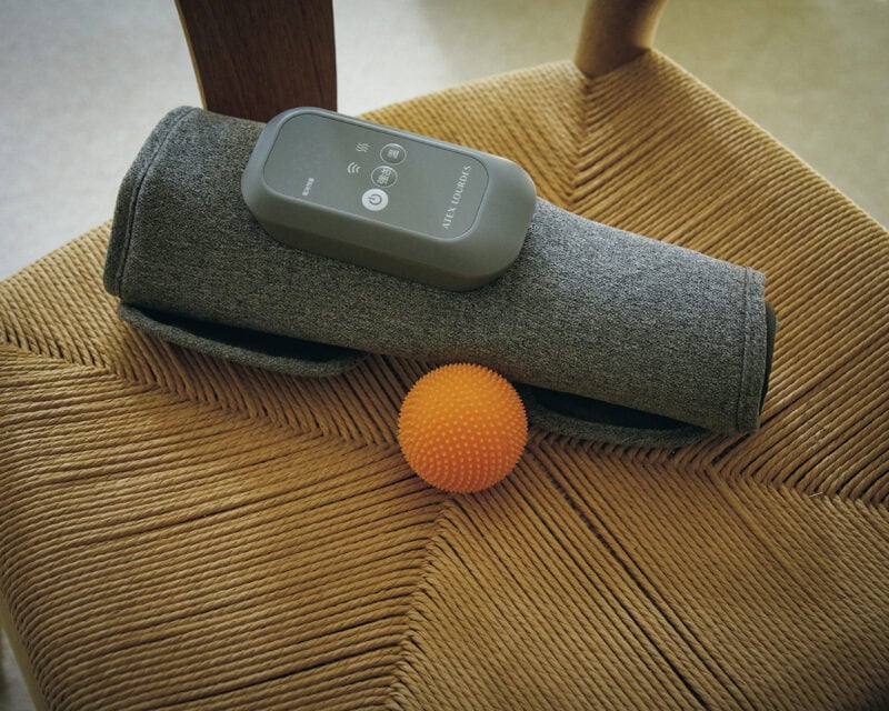 上:手もみのような心地よさでふくらはぎをマッサージすれば、血行が促進。1日の疲れやむくみも和らぐので、お風呂上がりのルーティンにしたい。ふくらはぎゅ 5940円(アテックス) 下:米国生まれのセルフケアボール。足裏や手のひらに心地よい刺激を与え、神経にアプローチ。イグナイトニューロボール 7700円(ナボソ/プロティア・ジャパン)