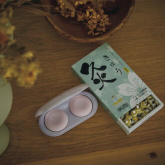 左：火を使わないデジタル温灸器。ボタンひとつで気になる部分を手軽に温める。フェムオンテック 温灸9900円（アテックス）　右：通気穴から温熱とよもぎ成分がツボに浸透。約41度のソフトな温度で、お灸がはじめての人に最適。アイクレイ台座灸 泉 100個入 1080円（アイクレイ）