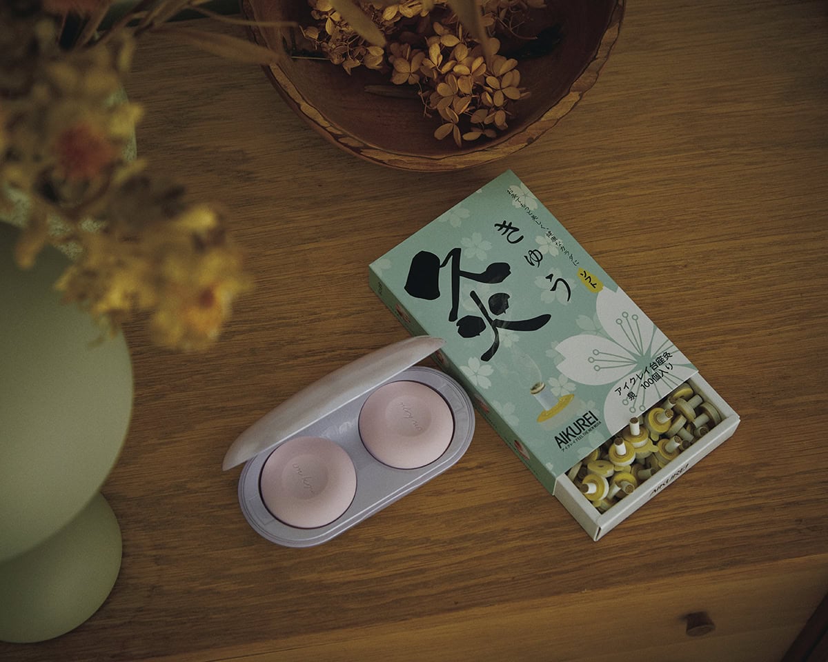 左：火を使わないデジタル温灸器。ボタンひとつで気になる部分を手軽に温める。フェムオンテック 温灸9900円（アテックス）　右：通気穴から温熱とよもぎ成分がツボに浸透。約41度のソフトな温度で、お灸がはじめての人に最適。アイクレイ台座灸 泉 100個入 1080円（アイクレイ）