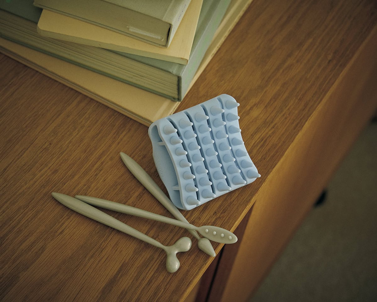 左：生え際をリズミカルに押すだけで自律神経にアプローチ、眉周辺にあてれば目の疲れにも。“ささない整顔バリ”3ステップセット 9900円（KAOYOMI）　右：頭皮にフィットするやわらかなブラシで、ツボを刺激しながらもみほぐす。マペペ シリコーンスカルプブラシ 1320円（シャンティ）