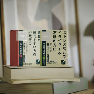 漢方のチカラで睡眠改善。左：眠りが浅く、疲れやすい人の不眠、不安に。加味帰脾湯エキス顆粒クラシエ　右：寝つきが悪く、ストレスなどでイライラする人に。クラシエ「漢方」柴胡加竜骨牡蛎湯エキス顆粒 各24包 2167円［第2類医薬品］（クラシエ薬品）