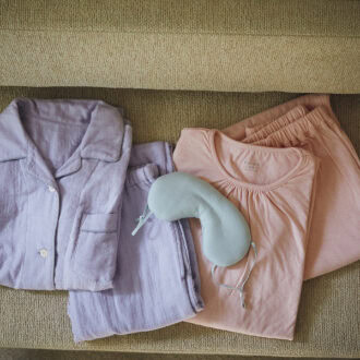 左：柔らかな肌触りと軽さを両立、高い保湿性と通気性がある。UCHINOマシュマロガーゼパイピング レディスパジャマ ヴァイオレット 2万7500円（内野）　中：2層構造のふわふわした中材が目をやさしく包む。目のおふとん 980円（カインズ）　右：三橋さん監修。伸縮性のあるニットガーゼ素材で、寝返りしても生地がつっぱりにくく、リラックスした着心地が特徴。肌面綿シルクニットガーゼ 1万8800円（快眠ラボ／カイタックファミリー）