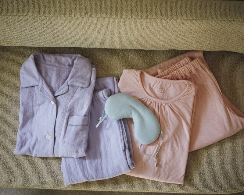 左:柔らかな肌触りと軽さを両立、高い保湿性と通気性がある。UCHINOマシュマロガーゼパイピング レディスパジャマ ヴァイオレット 2万7500円(内野) 中:2層構造のふわふわした中材が目をやさしく包む。目のおふとん 980円(カインズ) 右:三橋さん監修。伸縮性のあるニットガーゼ素材で、寝返りしても生地がつっぱりにくく、リラックスした着心地が特徴。肌面綿シルクニットガーゼ 1万8800円(快眠ラボ/カイタックファミリー)