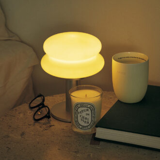 手前左：春の到来を告げる、桜が主役。ディプティック フルール ド スリジエ 190g 1万450円（ディプティック ジャパン）※3月5日限定発売　中：3段階の明るさに調節でき、ベッドサイドのランプに最適。ILKW. SNOWMAN 15 ポータブルランプ 1万9800円（アクタス）　右：日本の原生林を想起させるアーシーでウッディな香り。イソップ プレトミー アロマティックキャンドル 300g 1万4960円（イソップ）