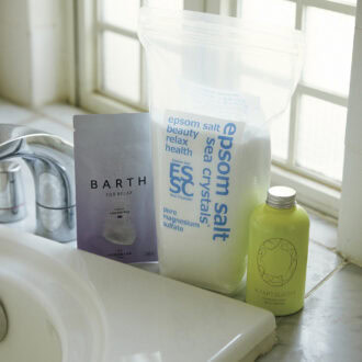 左：重炭酸イオンの温浴効果で、疲労回復。薬用中性重炭酸入浴剤RELAX LavenderFog［医薬部外品］9粒入 1144円（BARTH）　中：瀬戸内海で抽出されたミネラル100％でできており、温浴だけでなく筋肉疲労を和らげ、肌もサラサラに。シークリスタルス エプソムソルト 2.2kg 1236円（EPSOM＆CO）　右：自社農園の長野県池田町をはじめとした国内で栽培。カミツレエキス100％で芯から温める。華密恋薬用入浴剤［医薬部外品］400mL 2640円（SouGo）