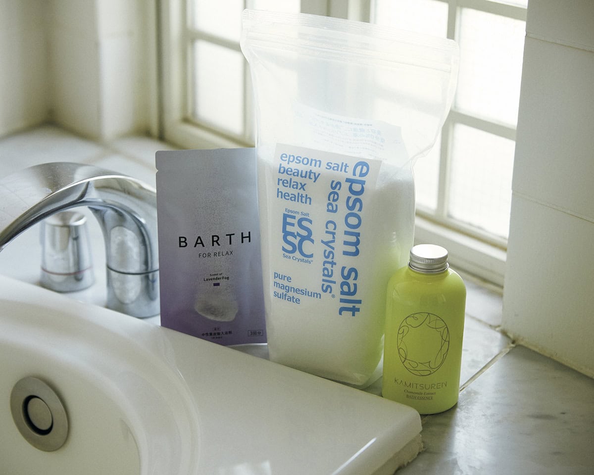 左：重炭酸イオンの温浴効果で、疲労回復。薬用中性重炭酸入浴剤RELAX LavenderFog［医薬部外品］9粒入 1144円（BARTH）　中：瀬戸内海で抽出されたミネラル100％でできており、温浴だけでなく筋肉疲労を和らげ、肌もサラサラに。シークリスタルス エプソムソルト 2.2kg 1236円（EPSOM＆CO）　右：自社農園の長野県池田町をはじめとした国内で栽培。カミツレエキス100％で芯から温める。華密恋薬用入浴剤［医薬部外品］400mL 2640円（SouGo）