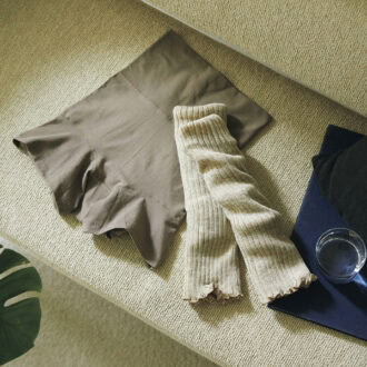 左：冷えやすいお腹、腰回りをやさしく温める温活ショーツ。nanadecorコンフォート腹巻3分丈ショーツ 7150円（ナナデェコール／ナナデェコール表参道本店）　右：ゴム糸不使用でしめつけがない“履くホカロン”。通常の約４倍の長さですき間なく包みこむ。ホカロン 冷えとり レッグウォーマー ロング 冬用4重編み 2200円（レンフロ・ジャパン）