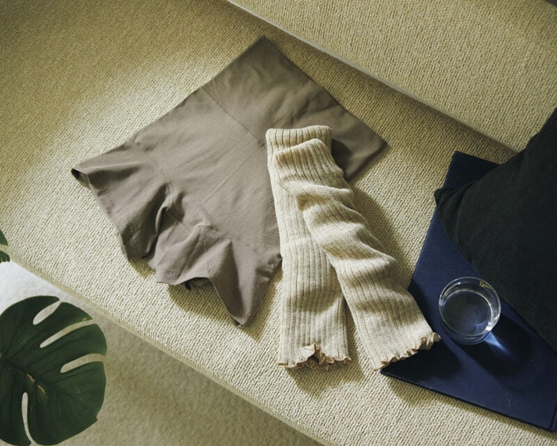 左:冷えやすいお腹、腰回りをやさしく温める温活ショーツ。nanadecorコンフォート腹巻3分丈ショーツ 7150円(ナナデェコール/ナナデェコール表参道本店) 右:ゴム糸不使用でしめつけがない“履くホカロン”。通常の約4倍の長さですき間なく包みこむ。ホカロン 冷えとり レッグウォーマー ロング 冬用4重編み 2200円(レンフロ・ジャパン)